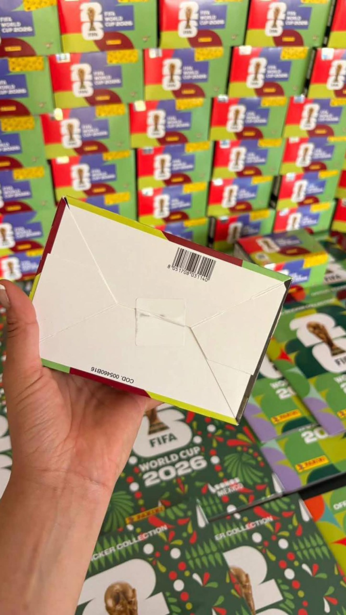 Parte posterior de caja Panini Mundial 2026 sellada