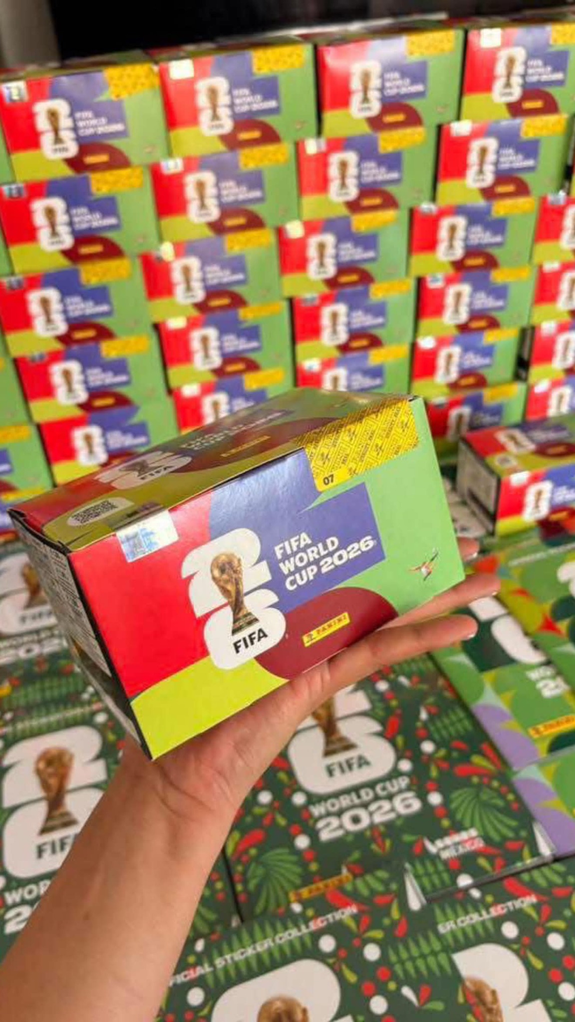 Caja Panini Mundial 2026 sellada con inventario de fondo